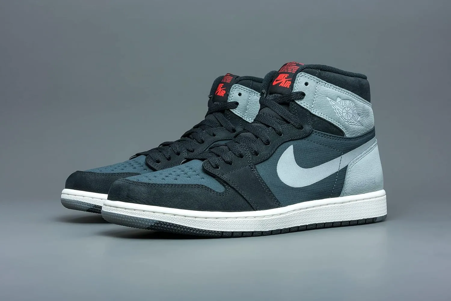 1 Retro High Element Gore-Tex Men's Basketball Shoe DB2889-001